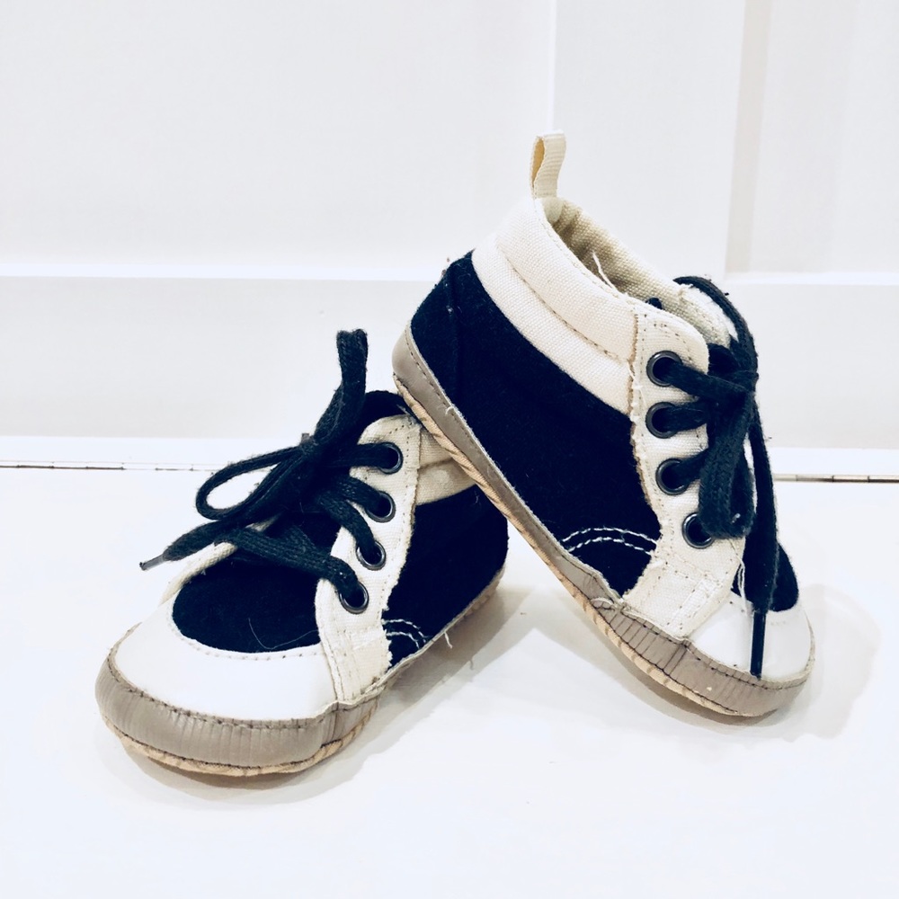 GAP infant shoes 6-12 months, excellent condition!